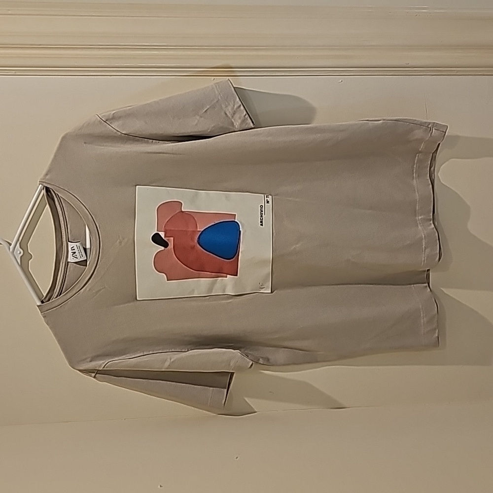Zara Man T-Shirt Art 1/95 archivio Large Raised art on front Tan EUC Medium